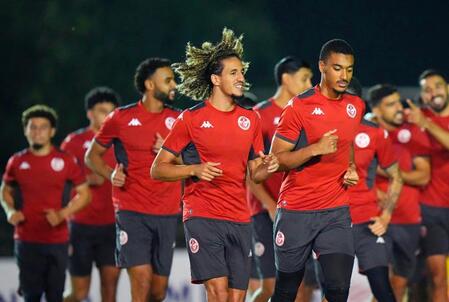 日本戦に向け最終調整する背番号１０のハンニバル・メイブリ（中央）らチュニジアの選手たち＝モンテレイ近郊（共同）