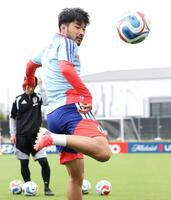 　調整する日本代表・菅原由勢＝ナッシュビル近郊（撮影・中田匡峻）