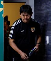 会見場に入る森保一監督