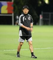 雨が降る中、報道陣にあいさつをする森保一監督（撮影・中田匡峻）