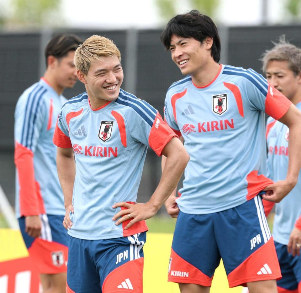 　笑顔を見せる日本代表・堂安律。右は日本代表・町野修斗＝ナッシュビル近郊（撮影・中田匡峻）