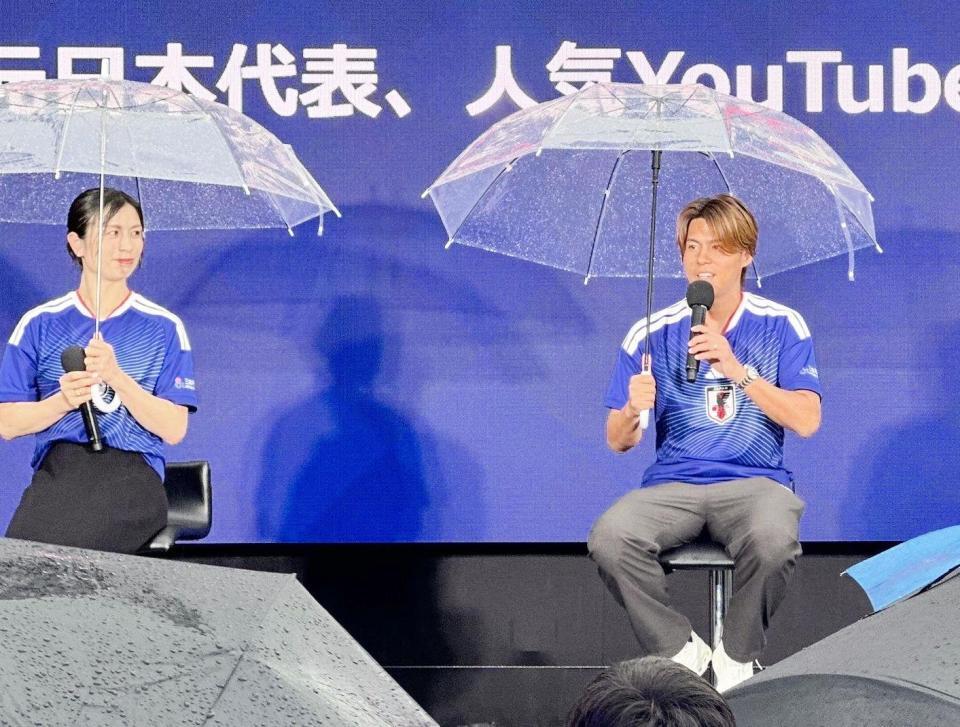 日本代表応援イベントに登場した森保監督の次男圭悟さん（右）と鮫島彩さん（左）＝都内