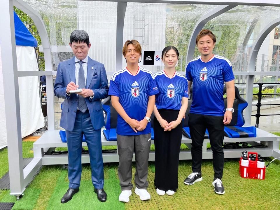 森保一監督の蝋人形と記念撮影する（右から）那須大亮さん、鮫島彩さん、森保圭悟さん