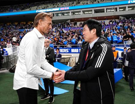 　Ｗ杯アジア最終予選の日本戦を前に、森保監督（右）と握手を交わすサウジアラビアのルナール監督（当時）＝２０２５年３月