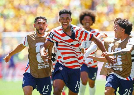 　前半、チーム２点目のゴールを決め駆け出す米国のフリーマン（中央）（ロイター＝共同）