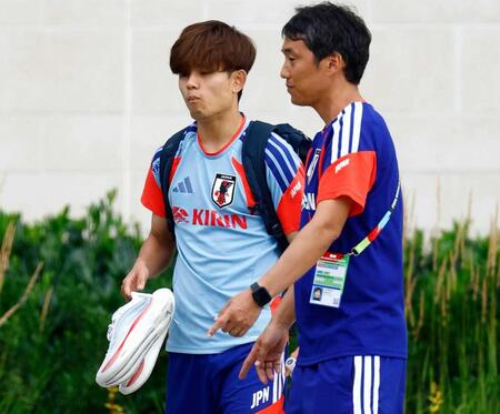 　調整を終え引き揚げる久保（左）＝１８日（共同）