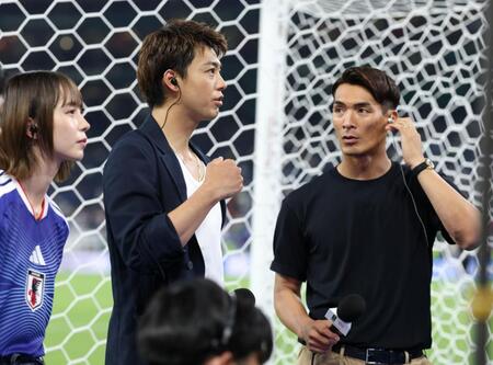 （左から）井桁弘恵、竹内涼真、藤枝・槙野智章監督＝エスタディオ・モンテレイ（撮影・中田匡峻）