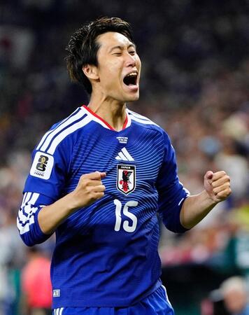 前半、先制ゴールを決めガッツポーズする鎌田（共同）