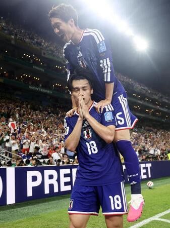前半、チーム２点目のゴールを決めた上田（下）と喜ぶ鎌田