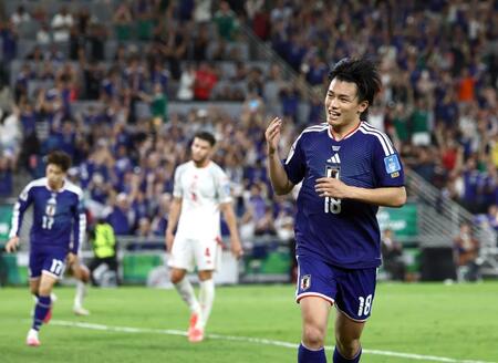 後半、チーム４点目、自身２点目のゴールを決め喜ぶ上田（右）