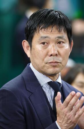 ベンチ前で国歌を歌う森保監督