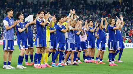 チュニジアに快勝し、サポーターの声援に応える日本の選手たち＝モンテレイ（共同）