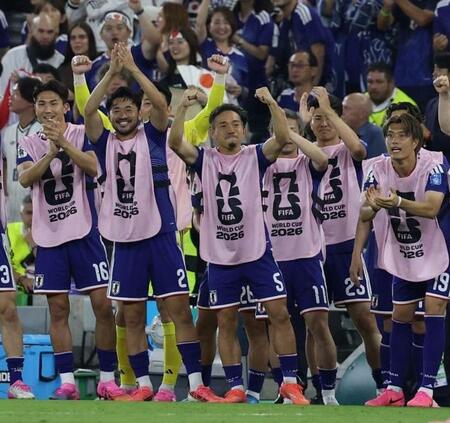 前半、鎌田大地の先制ゴールにわく長友佑都（中央）ら日本代表イレブン。（撮影・中田匡峻）