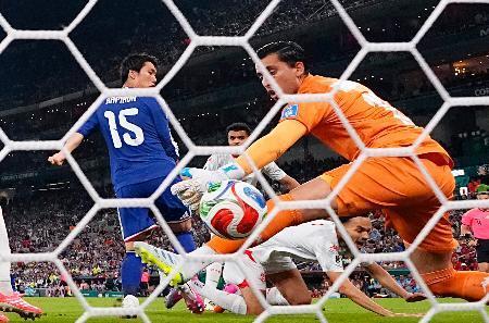 　サッカーＷ杯１次リーグ、チュニジア戦の前半、先制ゴールを決める鎌田大地（１５）＝２０日、モンテレイ（共同）