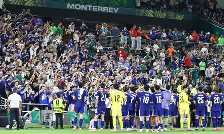 チュニジアに勝利した日本代表に声援を送るサポーター