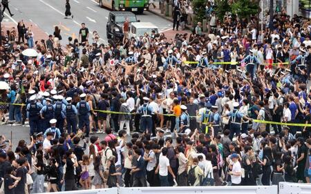 日本代表の勝利に人であふれかえる東京・渋谷スクランブル交差点（撮影・佐々木彰尚）