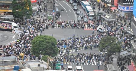 混雑する渋谷駅前交差点（撮影・持木克友）
