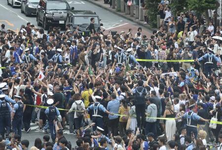 渋谷のスクランブル交差点で盛り上がるサポーター＝渋谷駅前