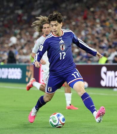 後半、攻める鈴木唯人＝エスタディオ・モンテレイ（撮影・中田匡峻）