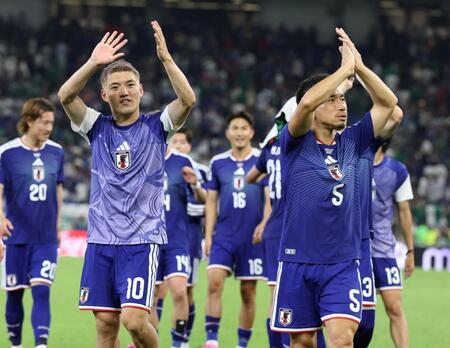 試合後、スタンドへあいさつをする堂安律（左）と長友佑都＝エスタディオ・モンテレイ（撮影・中田匡峻）