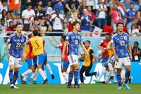 　コスタリカに先制点を決められ肩を落とす（左から）吉田、伊藤、守田＝２０２２年１１月（共同）