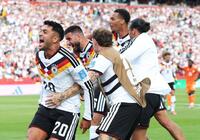 試合終了間際、ウンダフ（左から２人目）が決勝ゴールを決め大喜びのドイツイレブン（ゲッティ＝共同）