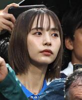 日本代表の練習を見る女優の井桁弘恵