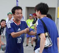 取材をする中山秀征＝エスタディオ・モンテレイ（撮影・中田匡峻）