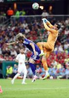 前半、チュニジアＧＫダハメンと競り合う伊東（左）