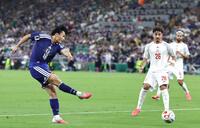 前半、シュートを放つ上田（左）
