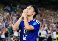 前半、チーム２点目のゴールを決め喜ぶ上田（共同）