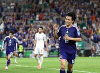 後半、チーム４点目、自身２点目のゴールを決め喜ぶ上田（右）