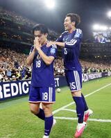 前半、チーム２点目のゴールを決めた上田（左）と喜ぶ鎌田