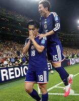 前半、チーム２点目のゴールを決めた上田（下）と喜ぶ鎌田