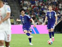前半、パスを出す田中（中）