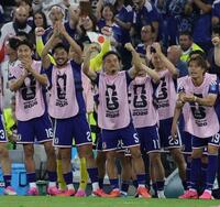 前半、鎌田大地の先制ゴールにわく長友佑都（中央）ら日本代表イレブン。（撮影・中田匡峻）