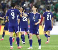 チュニジアに勝利し、後藤（９）タッチを交わす田中（右から２人目）