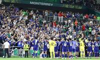 チュニジアに勝利した日本代表に声援を送るサポーター