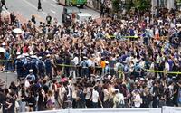 日本代表の勝利に人であふれかえる東京・渋谷スクランブル交差点（撮影・佐々木彰尚）