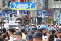 スクランブル交差点には大勢の警察官が配置された（撮影・佐々木彰尚）