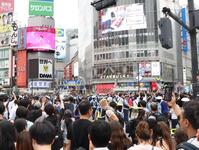 日本代表の勝利を伝える電光掲示板と混雑する交差点（撮影・佐々木彰尚）