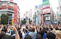 日本代表の勝利に盛り上がるサポーター（撮影・佐々木彰尚）