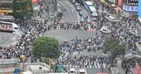 混雑する渋谷駅前交差点（撮影・持木克友）
