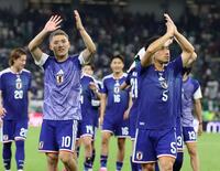 試合後、スタンドへあいさつをする堂安律（左）と長友佑都＝エスタディオ・モンテレイ（撮影・中田匡峻）