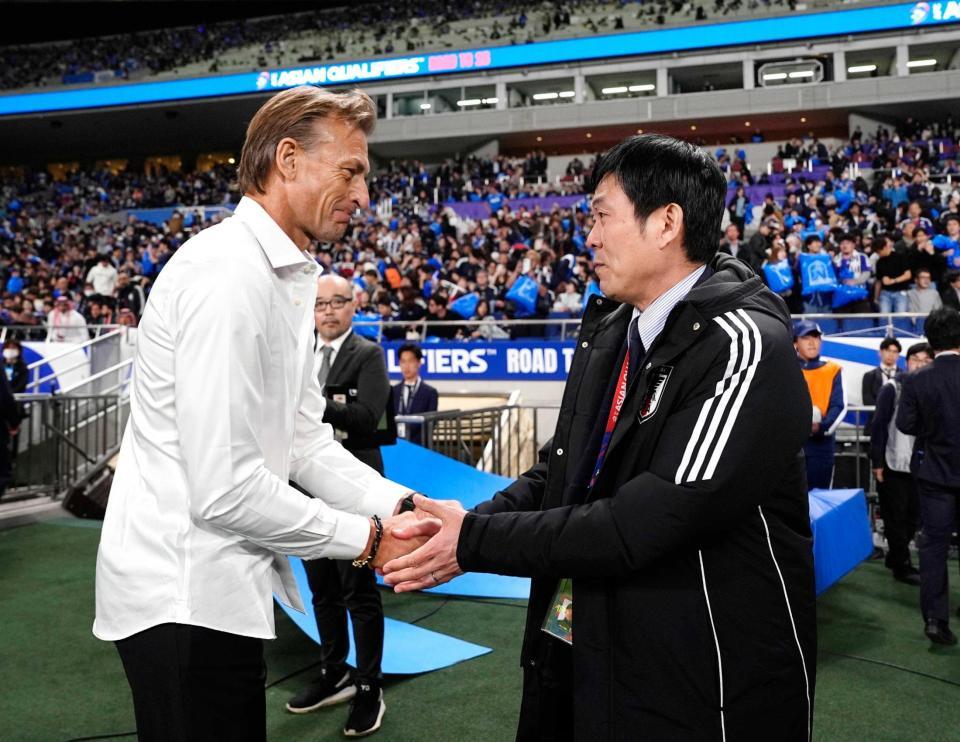 　Ｗ杯アジア最終予選の日本戦を前に、森保監督（右）と握手を交わすサウジアラビアのルナール監督（当時）＝２０２５年３月