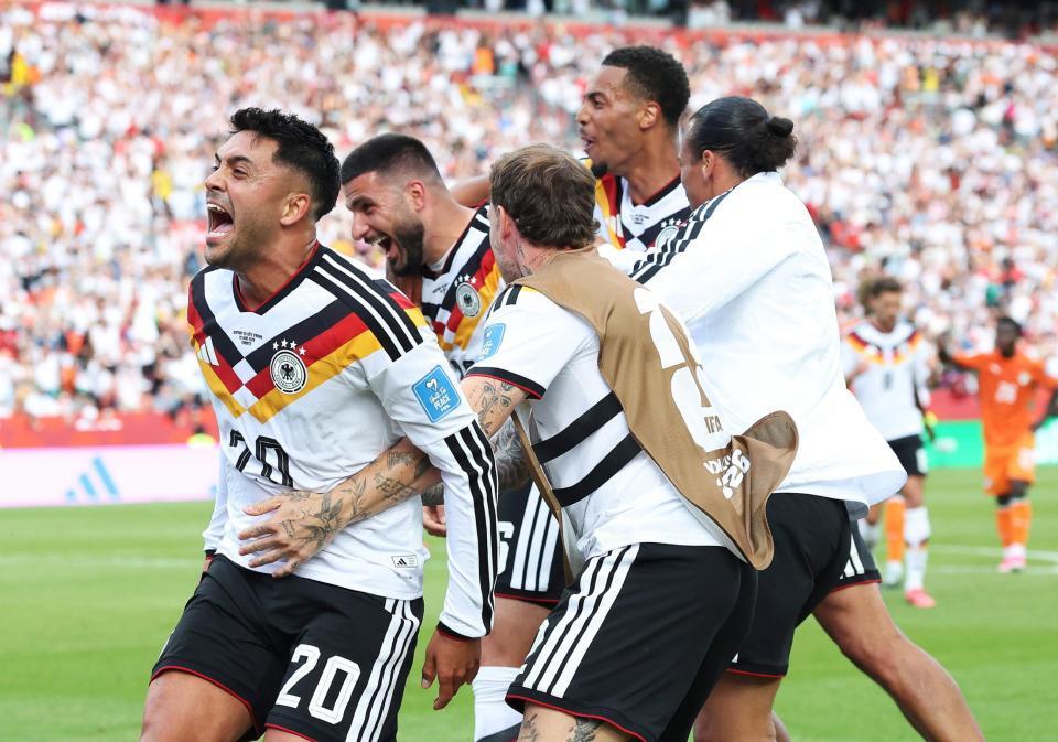 試合終了間際、ウンダフ（左から２人目）が決勝ゴールを決め大喜びのドイツイレブン（ゲッティ＝共同）