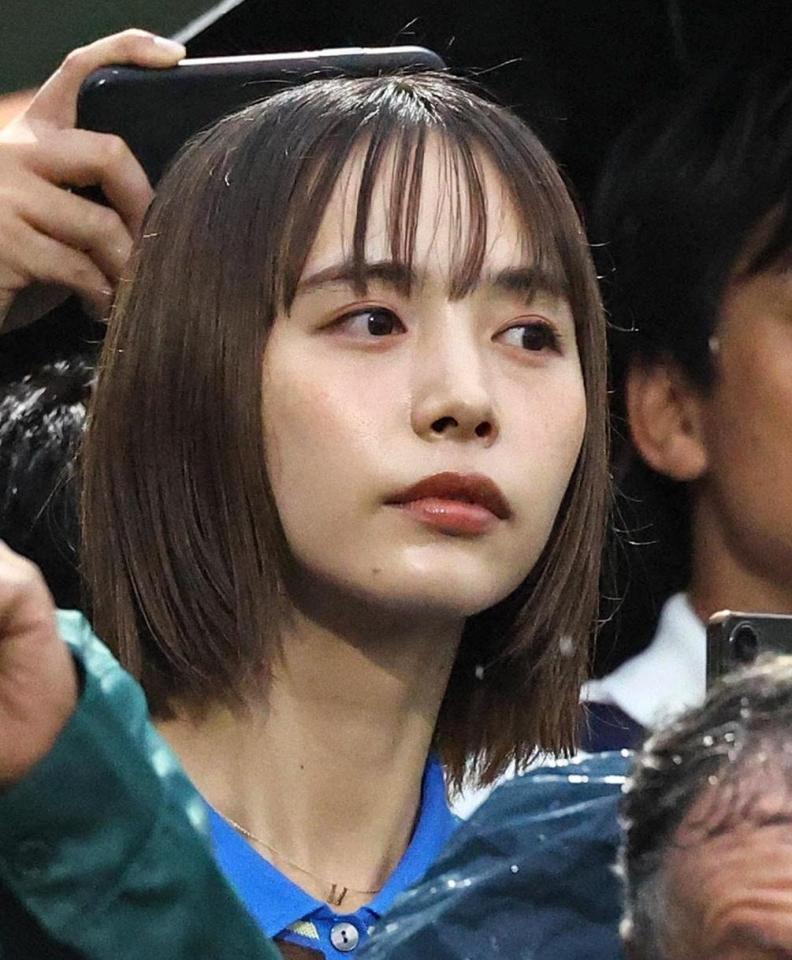 日本代表の練習を見る女優の井桁弘恵