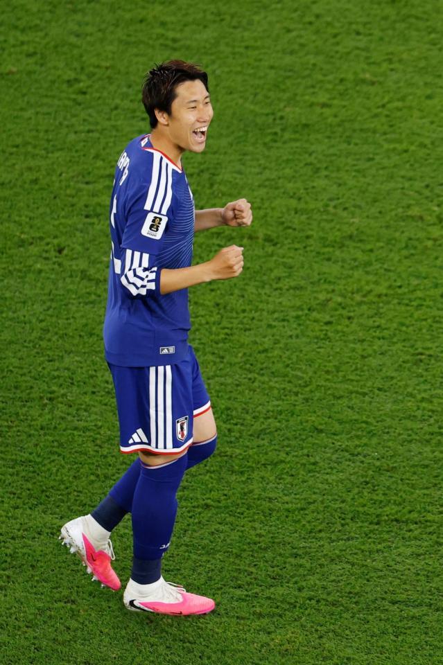 前半、先制しガーツポーズする鎌田（共同）