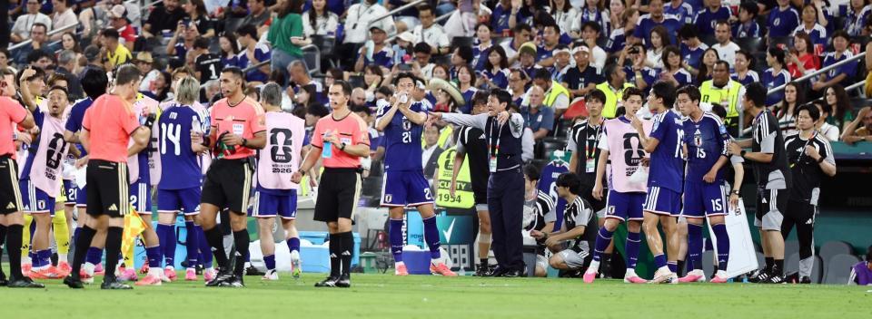 日本－チュニジア　前半、飲水タイムで指示を出す森保監督（中央左）　※※　＝モンテレイ
