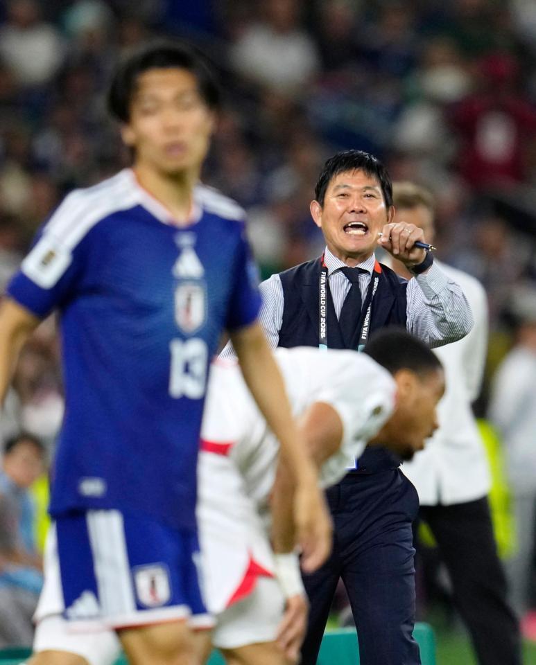 前半、指示を出す森保監督（共同）